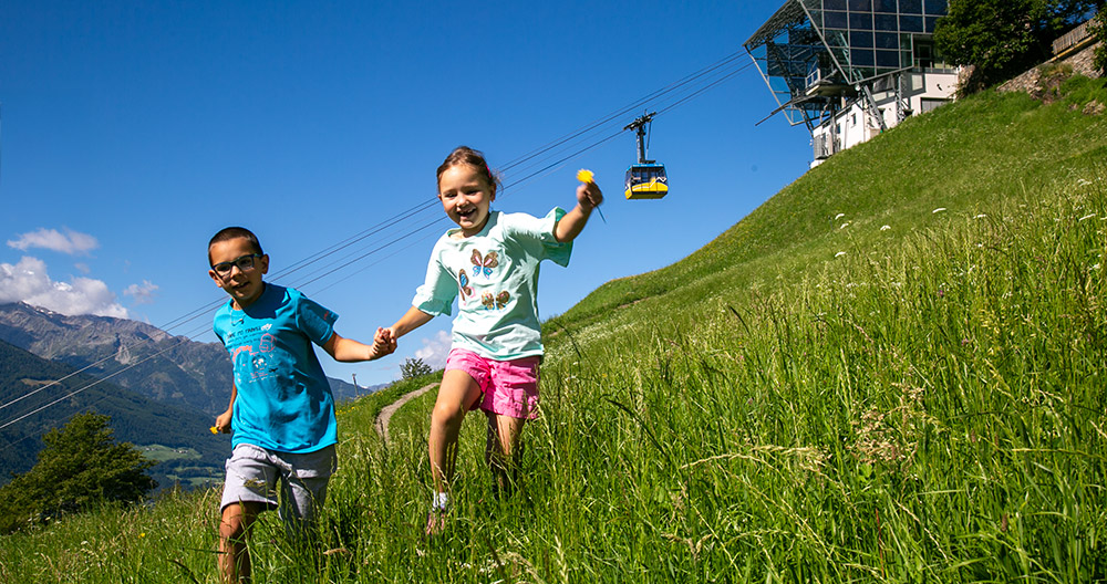 Bambini alla stazione a monte della funivia Unterstell
